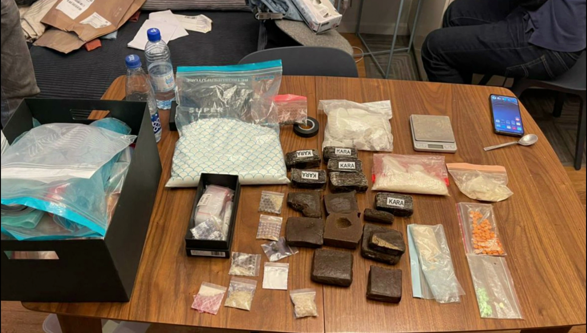 Более килограмма мефедрона и почти полкилограмма кокаина изъяли у наркосбытчика полицейские Москвы