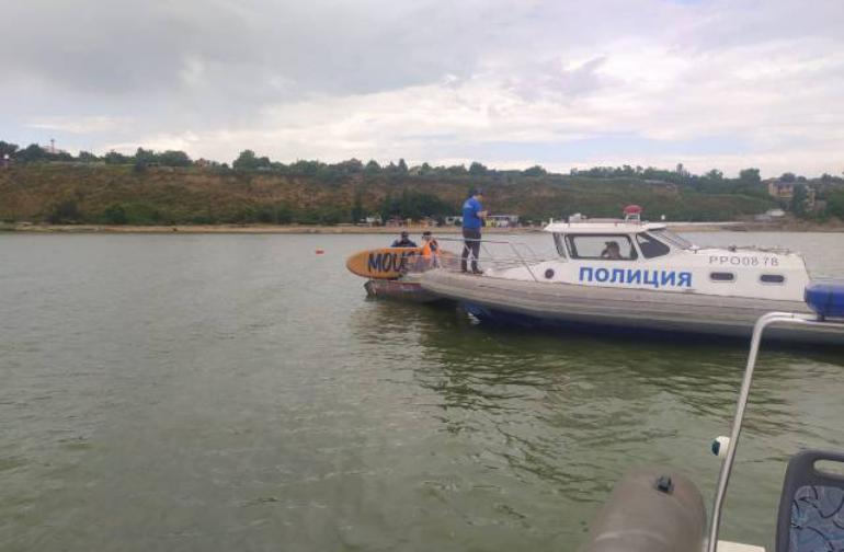 Полицейские и сотрудник МЧС спасли 5 подростков, которых унесло ветром на досках для сапбординга
