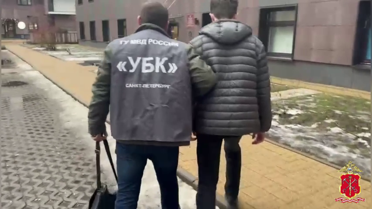 Полиция расследует обман онлайн-покупателей одежды, совершённый 18-летним жителем Санкт-Петербурга