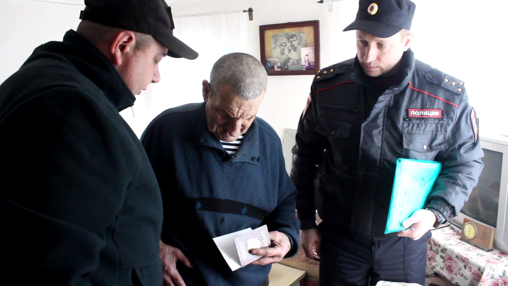 В Херсонской области полицейские вручили российские паспорта жителям прифронтовых населённых пунктов
