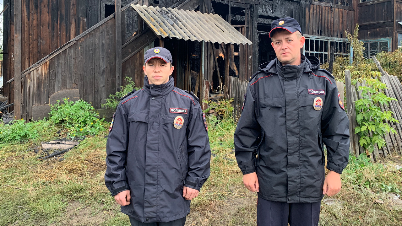 В Красноярском крае правоохранители спасли из горящего дома 85-летнюю женщину и её сына