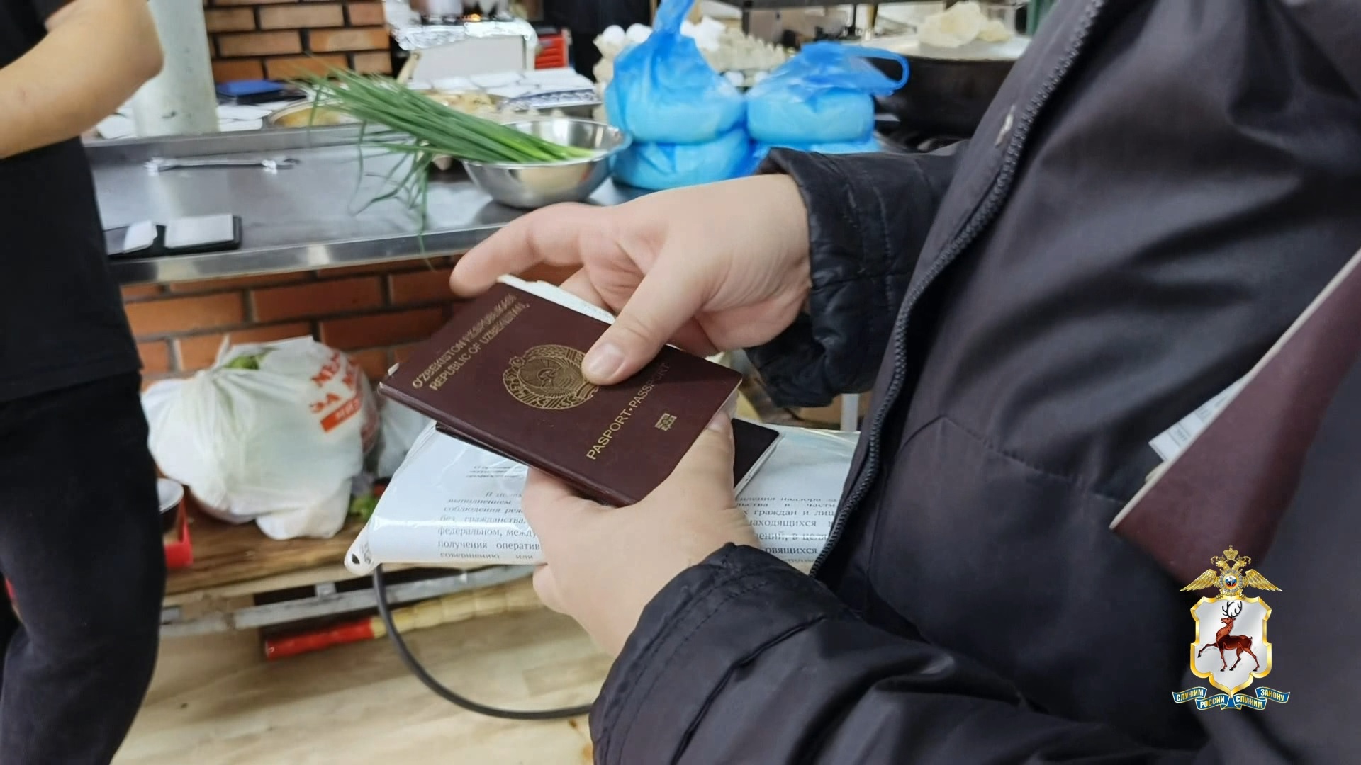 Нижегородские полицейские проверили иностранных работников заведений общественного питания города