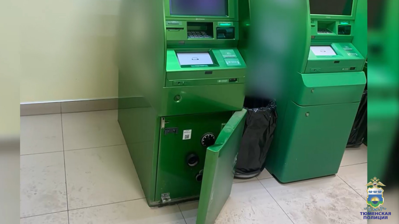Двое сообщников, пытавшиеся монтировкой вскрыть банкомат с 3 млн рублей, задержаны полицией Тюмени