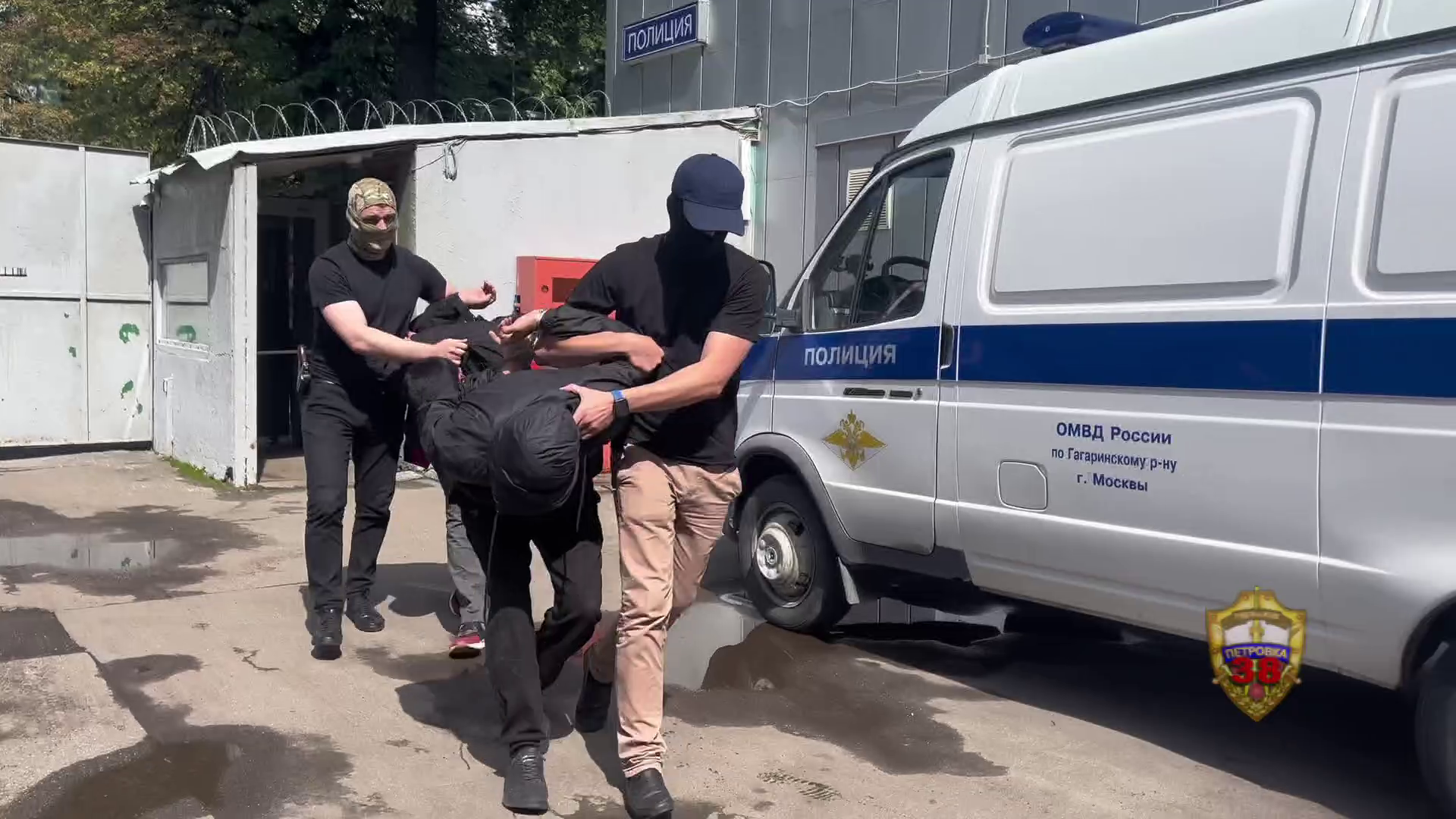 Столичные полицейские по горячим следам задержали троих подозреваемых в разбойном нападении