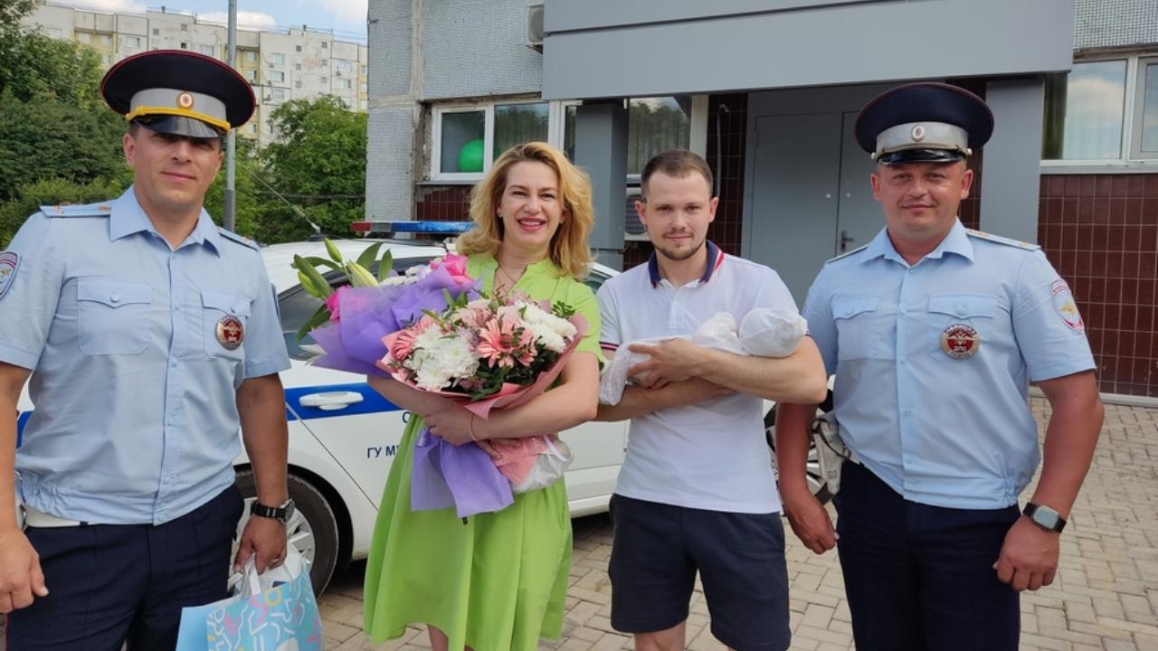 Столичные автоинспекторы экстренно доставили женщину в родильный дом