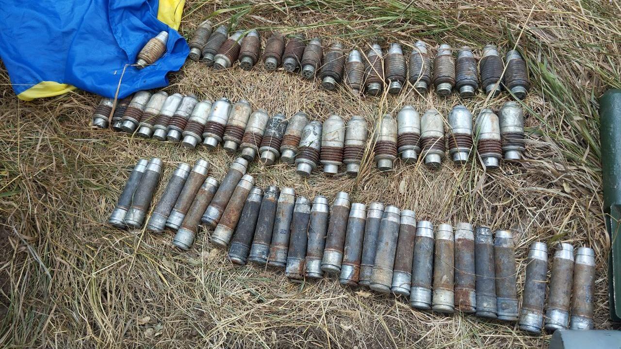 В Запорожской области правоохранители обнаружили на окраине села Азовского тайник с боеприпасами