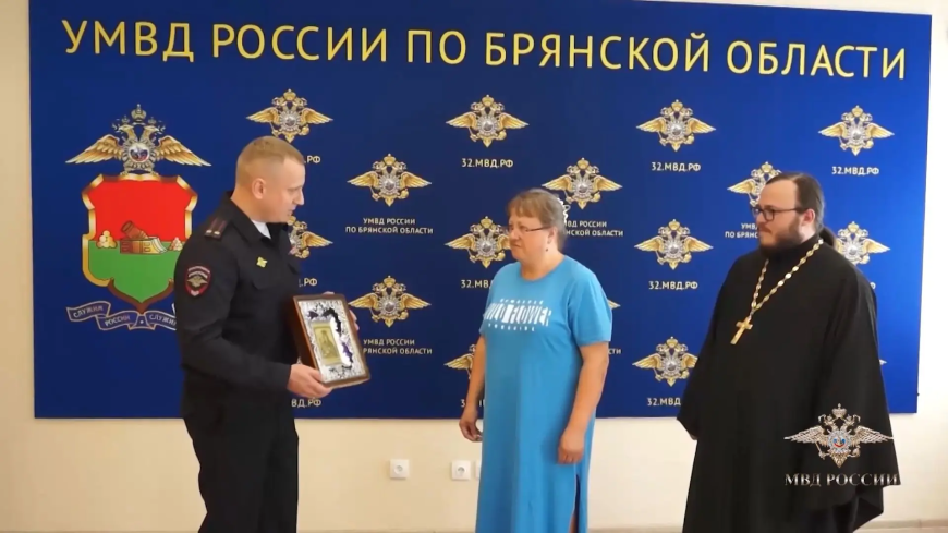 Полицейские вернули владелице похищенную старинную икону
