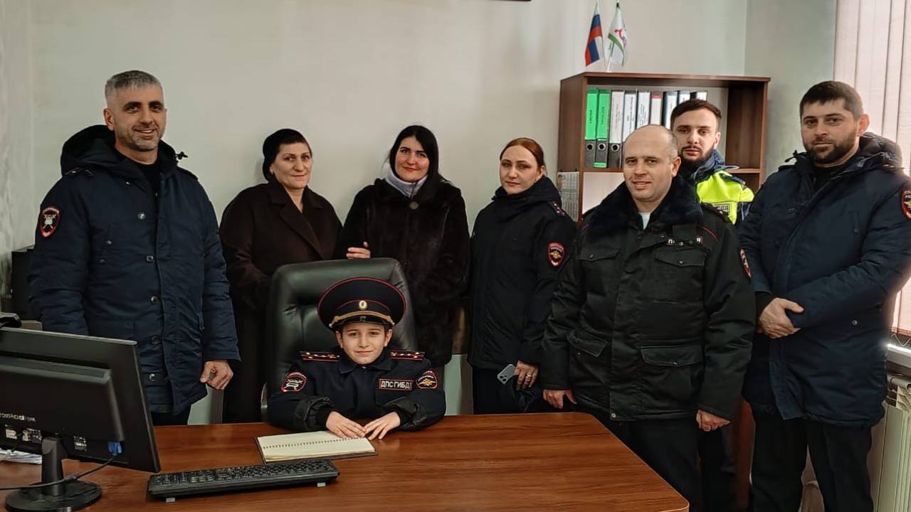 В Ингушетии стражи правопорядка исполнили мечту 10-летнего школьника, желающего стать полицейским