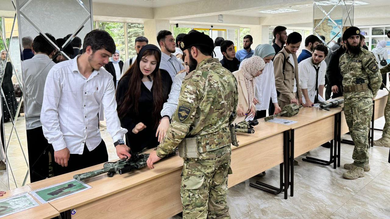 Ко Дню Победы сотрудники спецполка полиции Чечни организовали выставку оружия для студентов