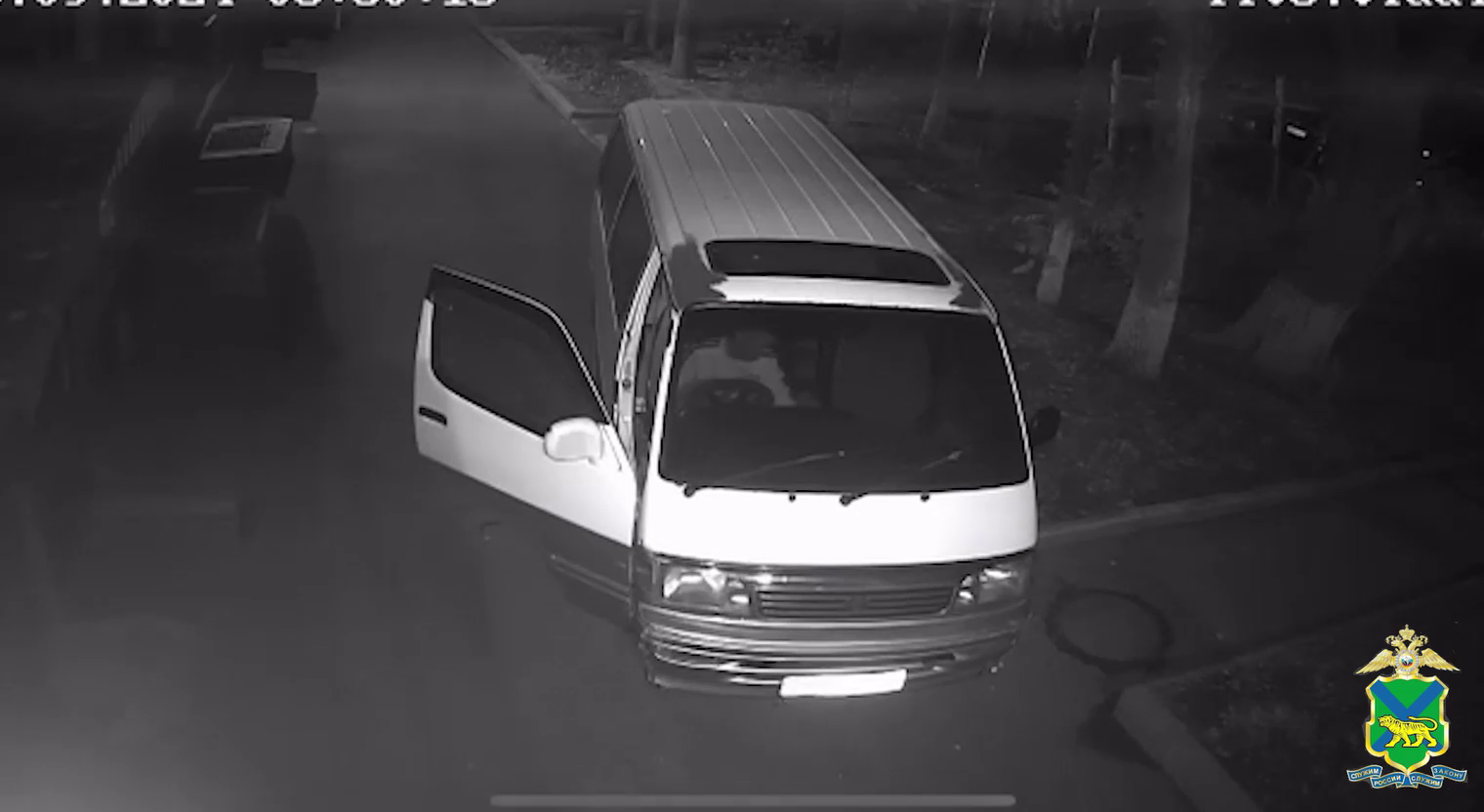 Полицейские Приморья задержали жителя Хабаровска, который за одну ночь угнал в Уссурийске два минивэна