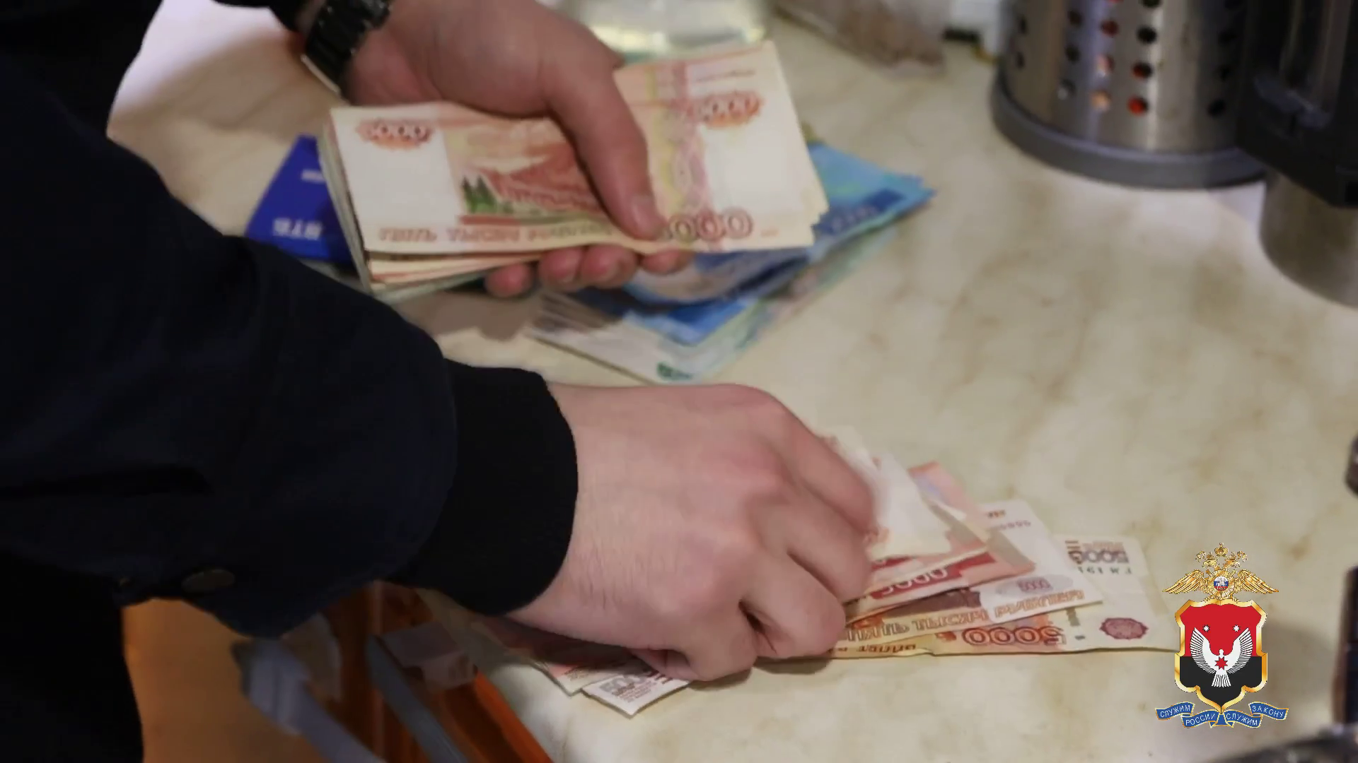 Жительница Ижевска задержана сотрудниками полиции за незаконную легализацию мигрантов в России