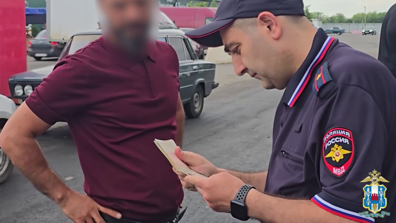 Полицейские Ростовской области провели масштабный миграционный рейд на ярмарке в Аксайском районе
