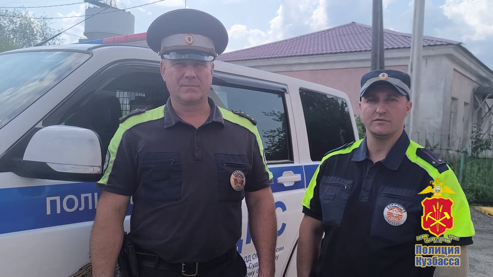 В Кузбассе инспекторы ДПС оказали доврачебную помощь мужчине, пострадавшему от укуса гадюки