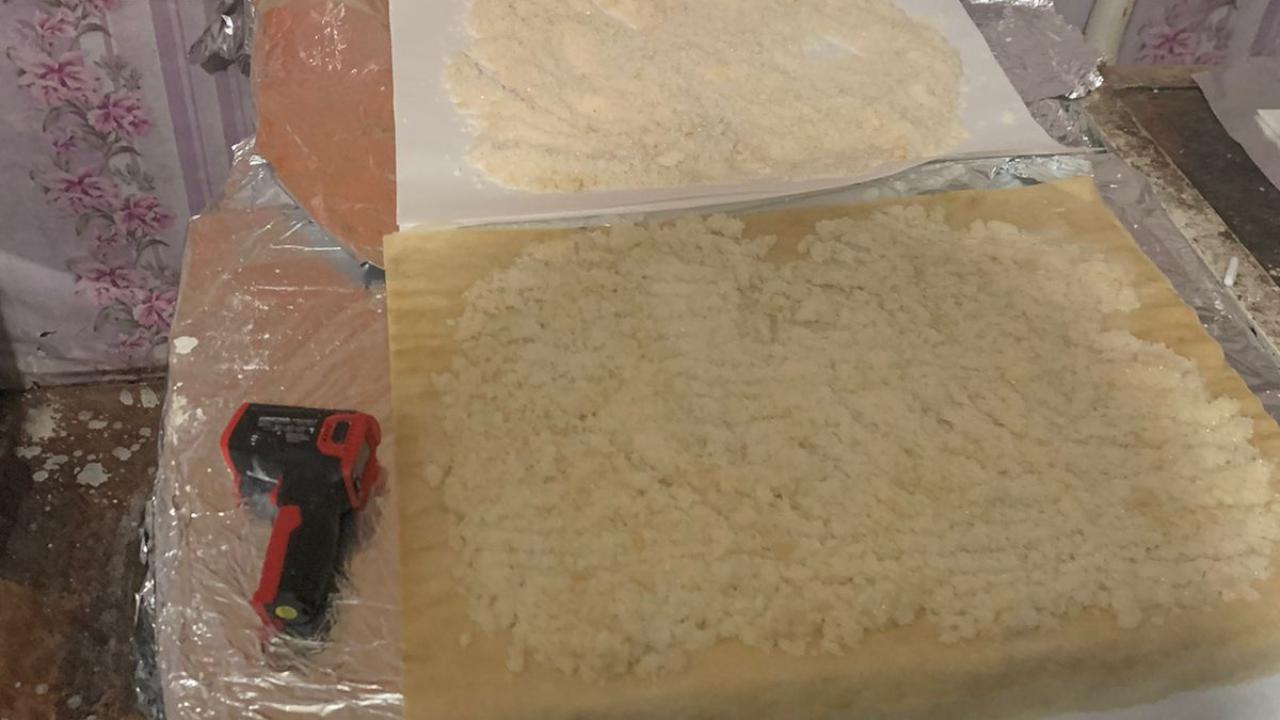 Оренбургские оперативники изъяли из подпольного наркоцеха в селе Гирьял свыше 4 кг «синтетики»