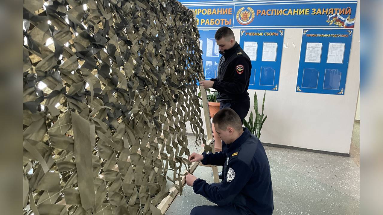 В Магадане полицейские и общественники плетут маскировочные сети для бойцов СВО