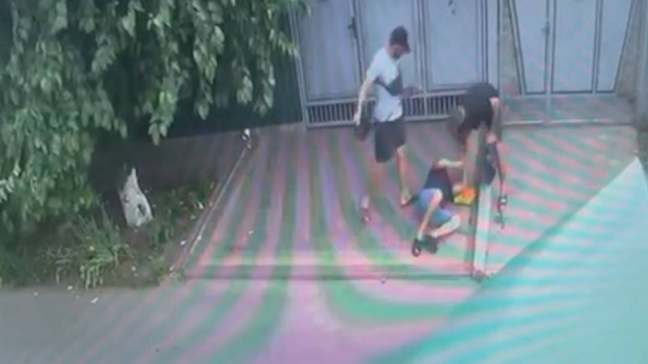В Мелитополе Запорожской области полицейские по горячим следам задержали двоих уличных грабителей