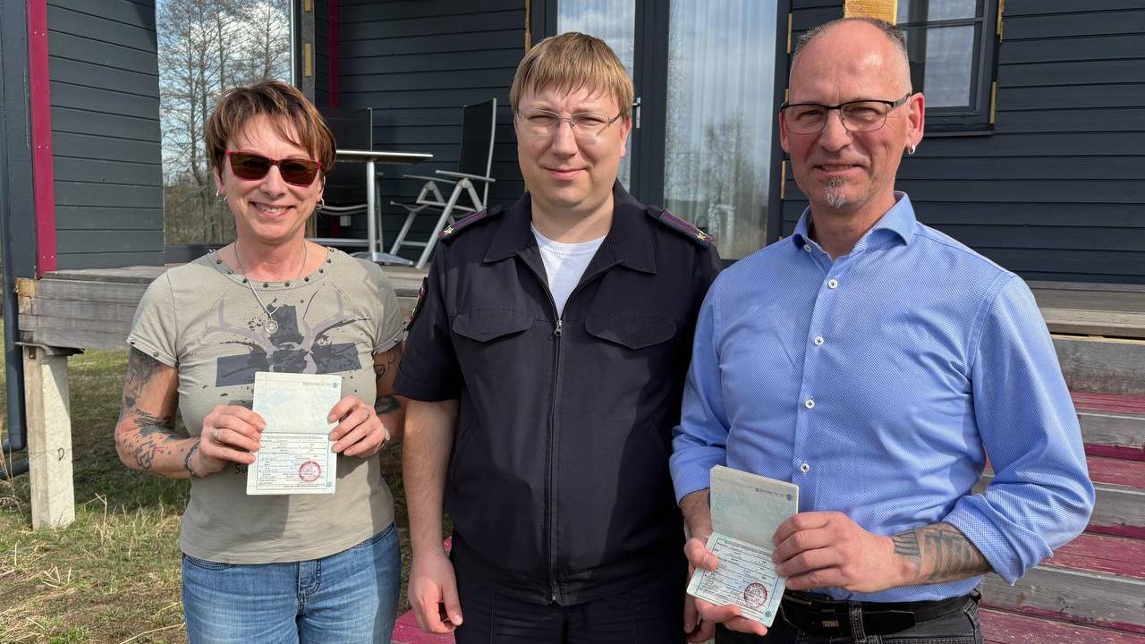 Тульские полицейские вручили семье из Германии разрешения на временное проживание в России