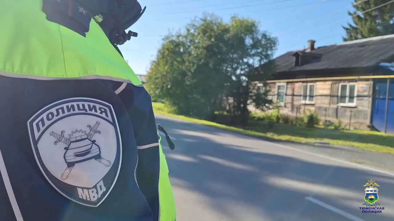 Инспекторы ДПС спасли бабушку из загоревшегося ночью дома в городе Ялуторовске Тюменской области