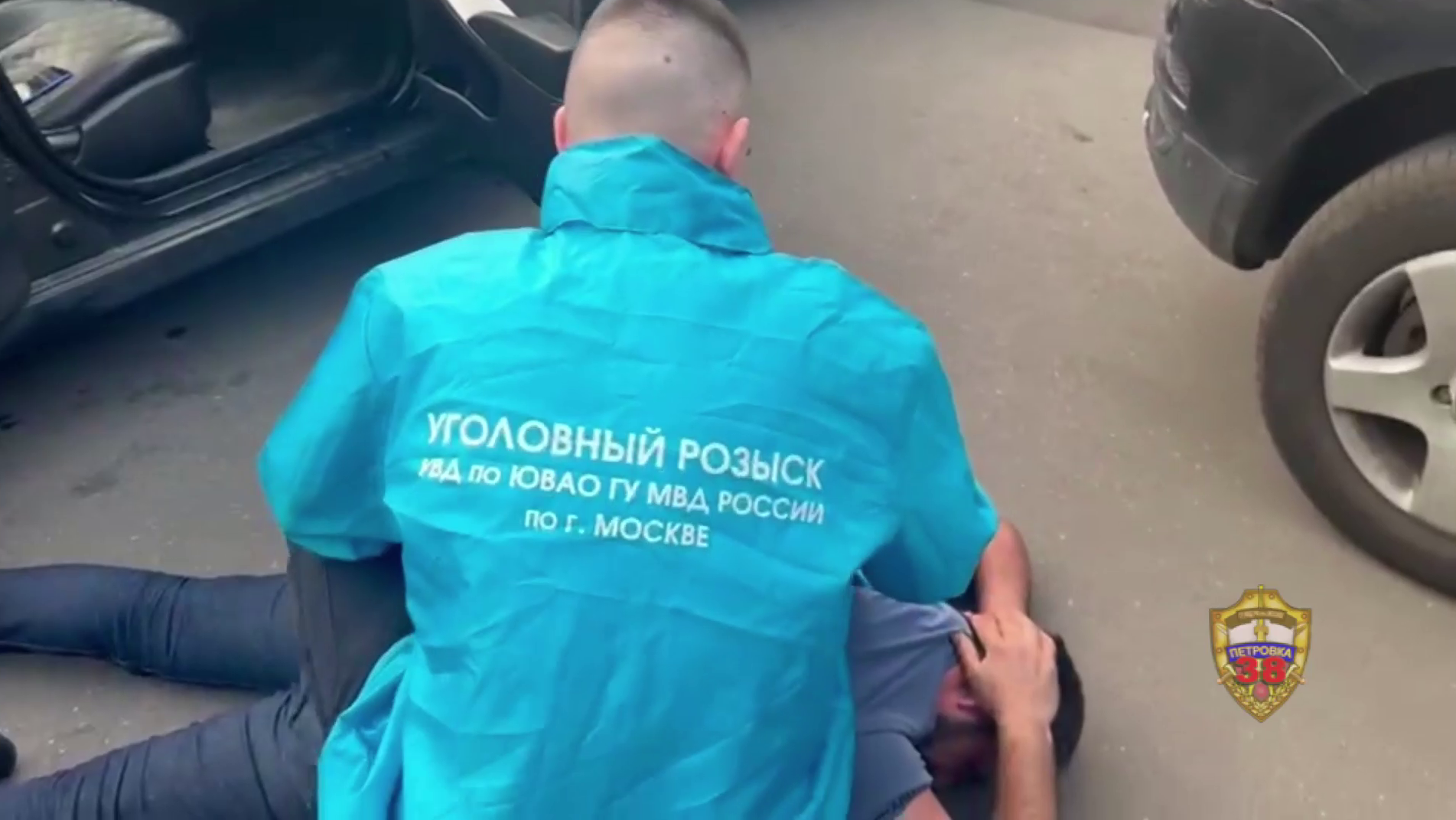 За вымогательство 10 млн рублей у работника столичной компании полиция Москвы задержала двоих мужчин