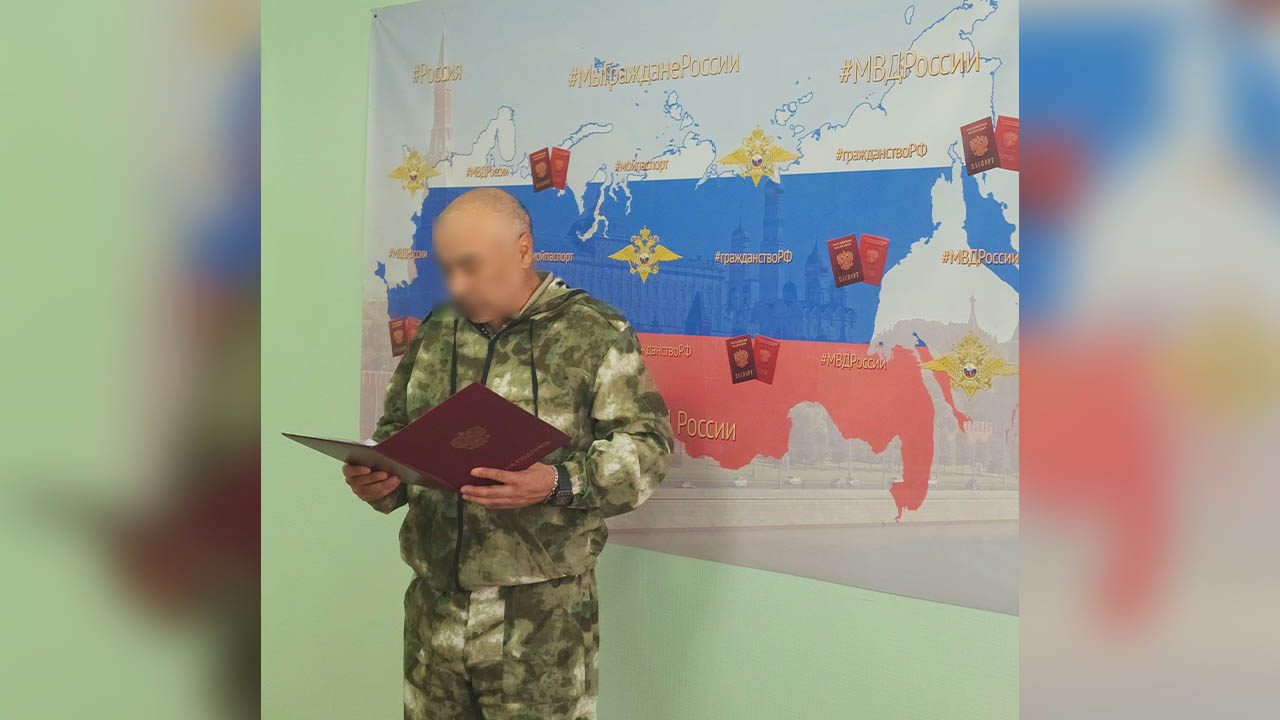 Полицейские Югры вручили российский паспорт уроженцу Таджикистана – участнику СВО