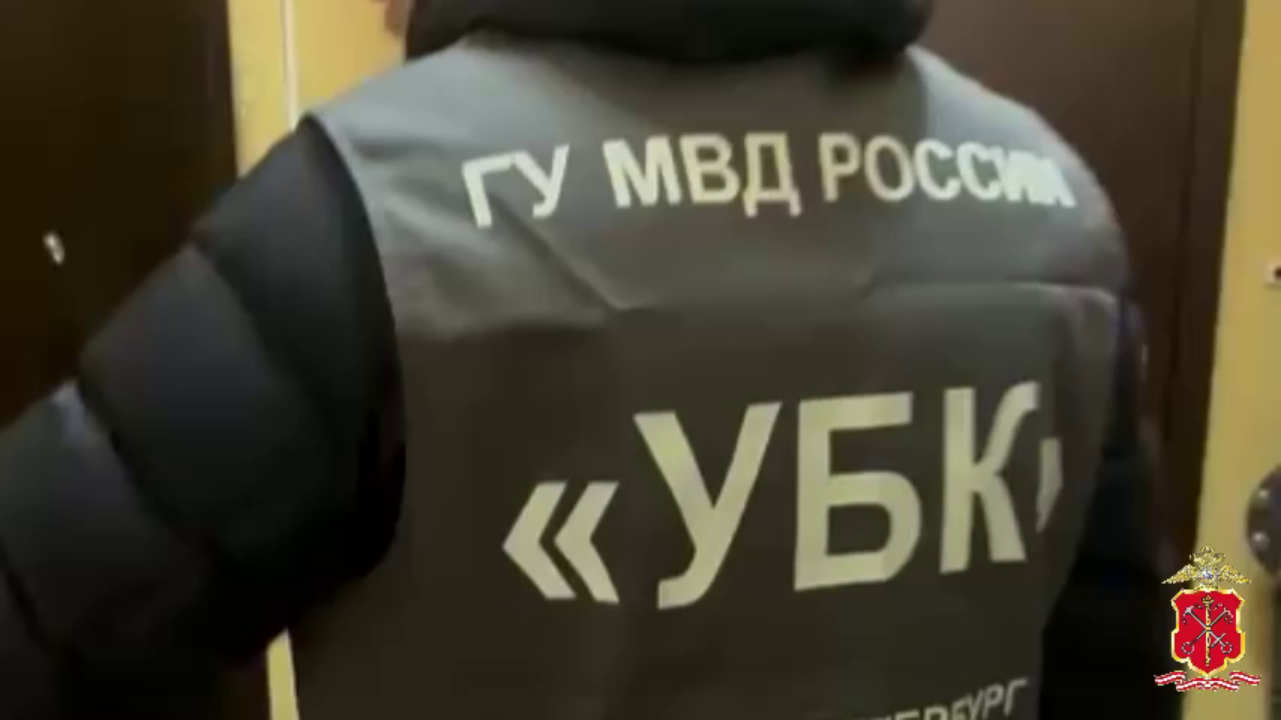 Полиция вычислила бывшего работника салона сотовой связи в Петербурге, торговавшего данными абонентов