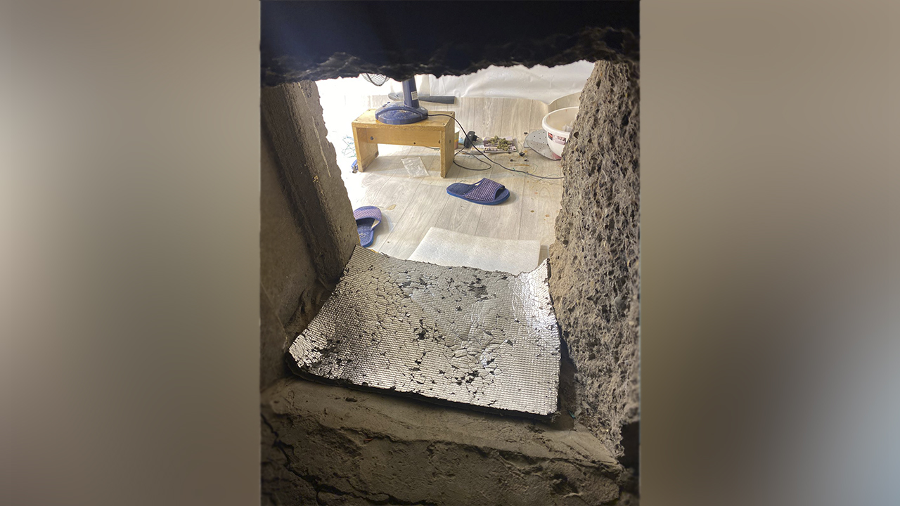В доме жителя Астрахани под матрасом полицейские нашли обрез и патроны, а также лаз в наркоферму
