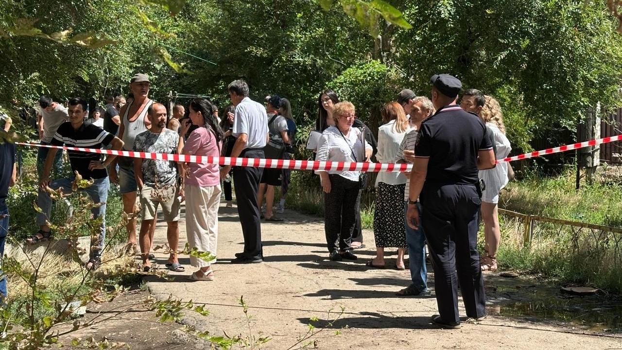 Полиция работает на месте обрушения подъезда многоквартирного дома в Астрахани