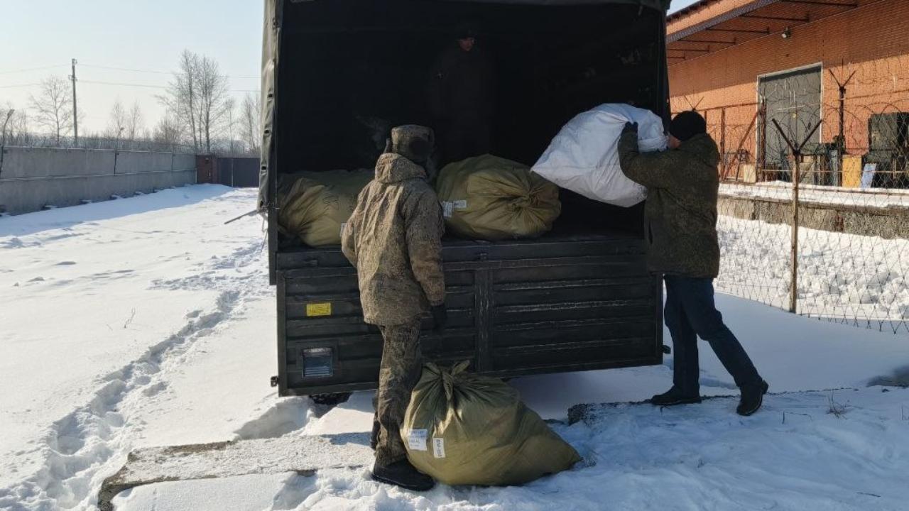 Новосибирские транспортные полицейские и работники Росимущества передали участникам СВО 1300 пар обуви