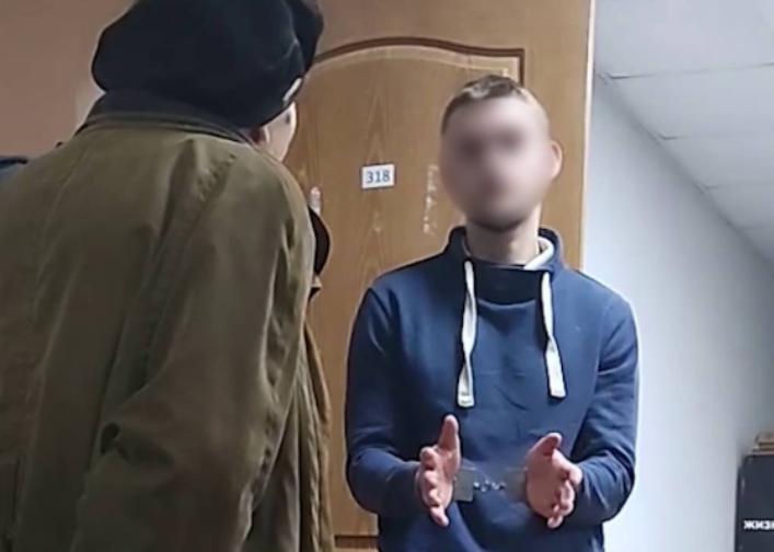 Бдительная пенсионерка из Брянской области помогла полицейским задержать курьера телефонных аферистов