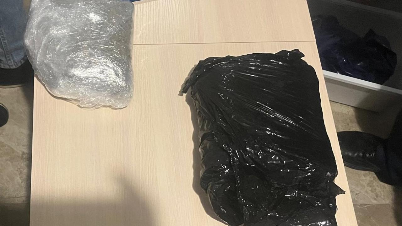Сотрудники московской полиции пресекли попытку сбыта более килограмма марихуаны и гашиша