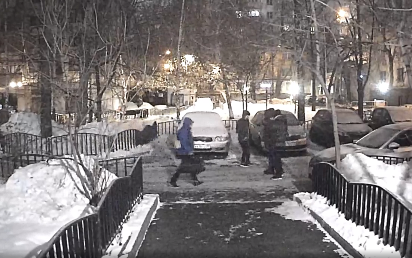 Полицейские Москвы задержали подозреваемых в ограблении прохожего на Татарской улице