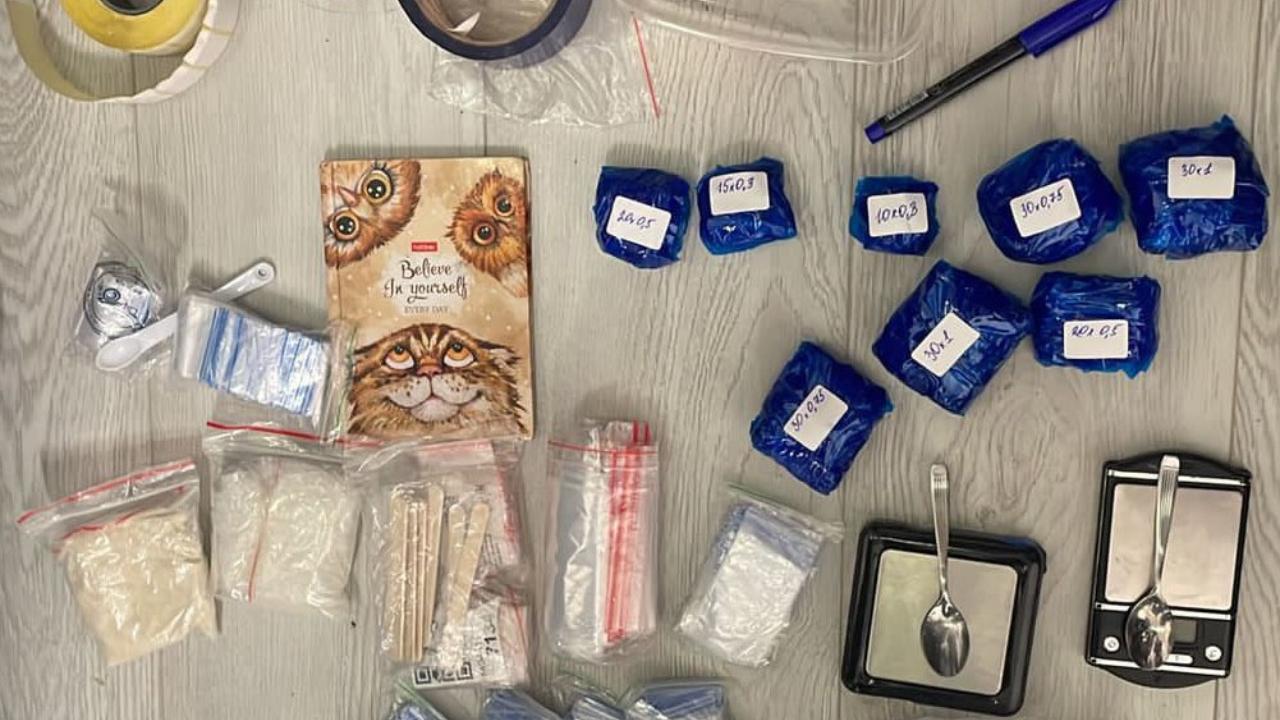 В Магадане задержана девушка, которая пыталась пронести в городской суд синтетический наркотик