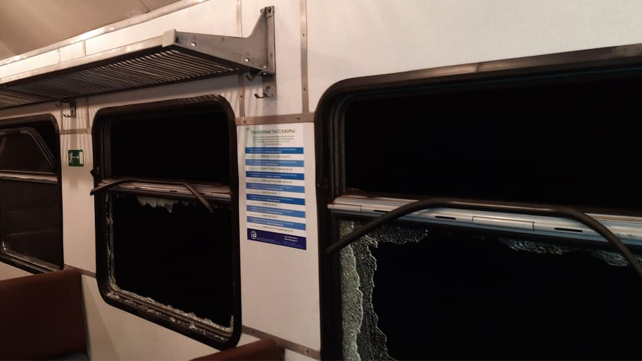 Десять подростков ради забавы разбили стёкла в четырёх вагонах подмосковной электрички