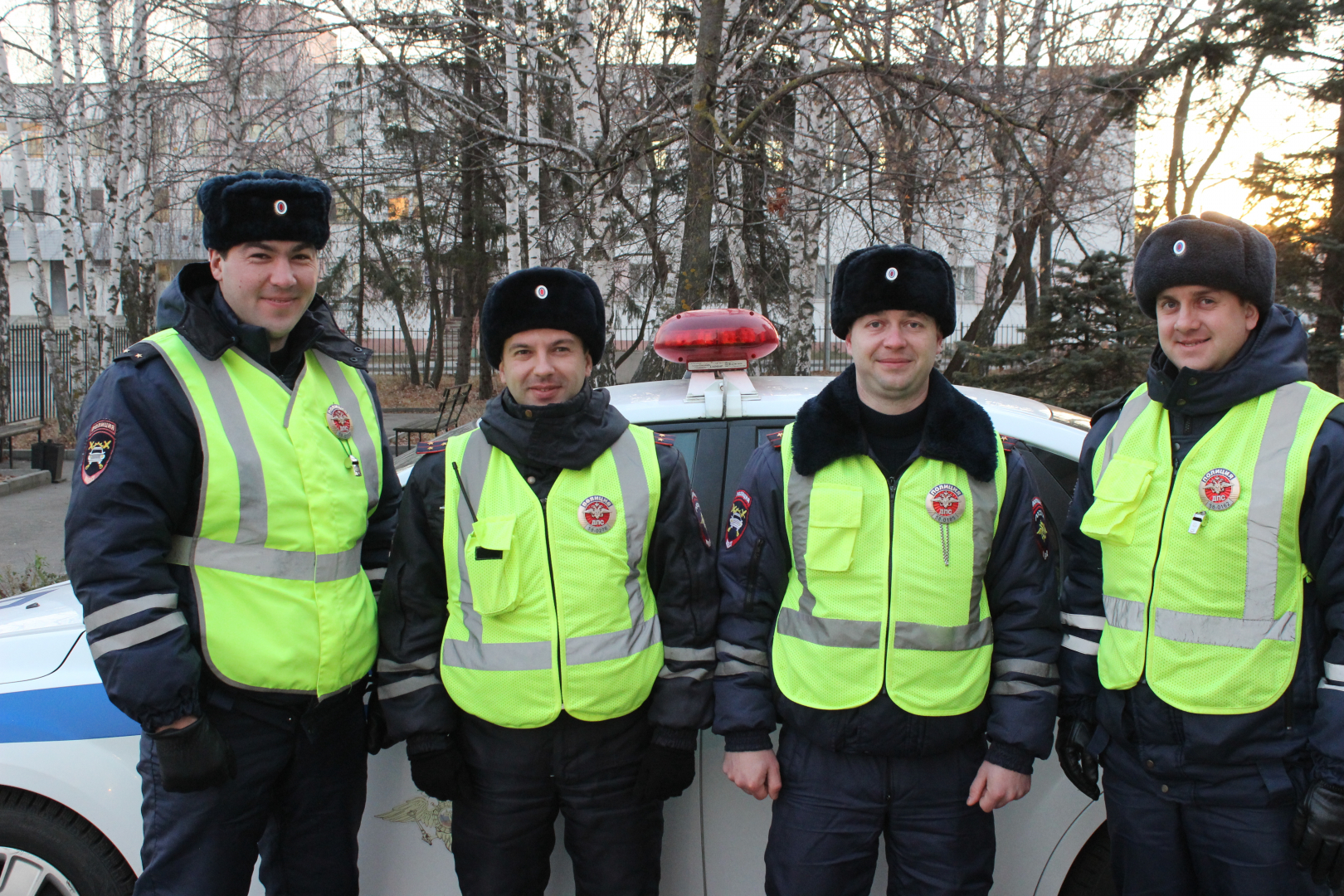 В Пензе инспекторы ДПС помогли эвакуировать из горящего дома 13 жильцов, в том числе троих детей