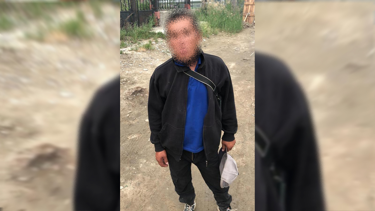 Налётчики, угрожавшие ножом пенсионеру и похитившие у него телевизор, задержаны полицией