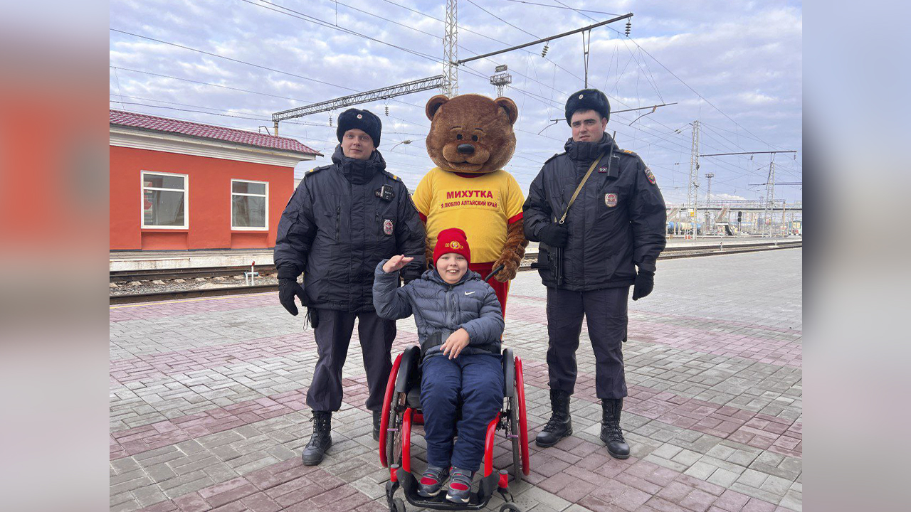 Транспортные полицейские Барнаула исполнили мечту юного подопечного местной волонтёрской организации