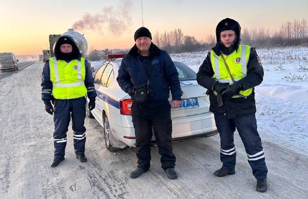 В Прикамье сотрудники Госавтоинспекции в сильный мороз пришли на помощь дальнобойщику