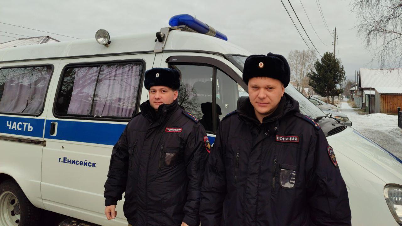 В Красноярском крае оперативники уголовного розыска спасли упавшего в реку Енисей местного жителя