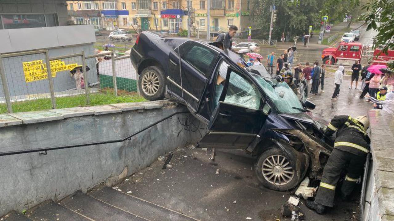 Причины ДТП в Перми, где машина перевернулась и упала на пешеходную лестницу, устанавливает полиция