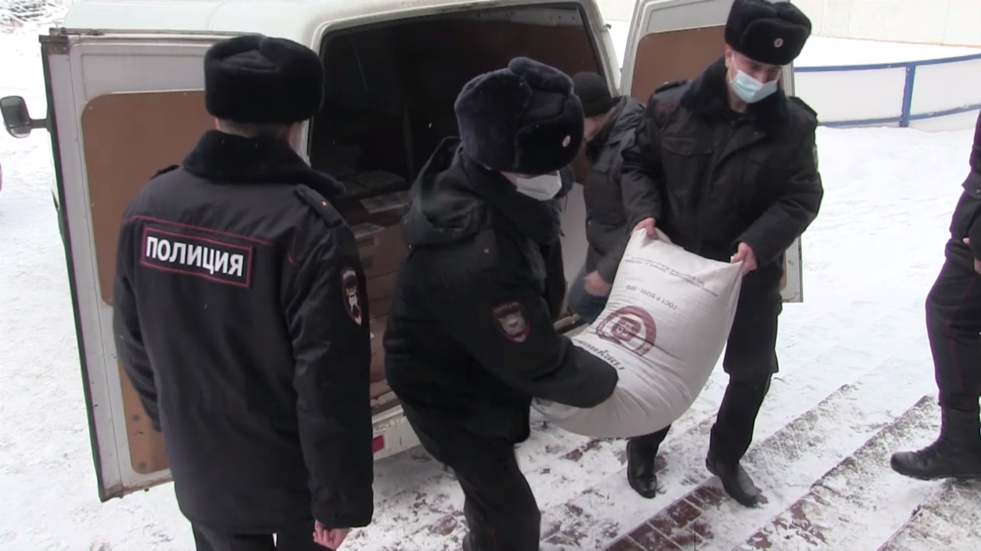 В Йошкар-Оле полицейские собрали гуманитарную помощь для жителей ДНР и ЛНР