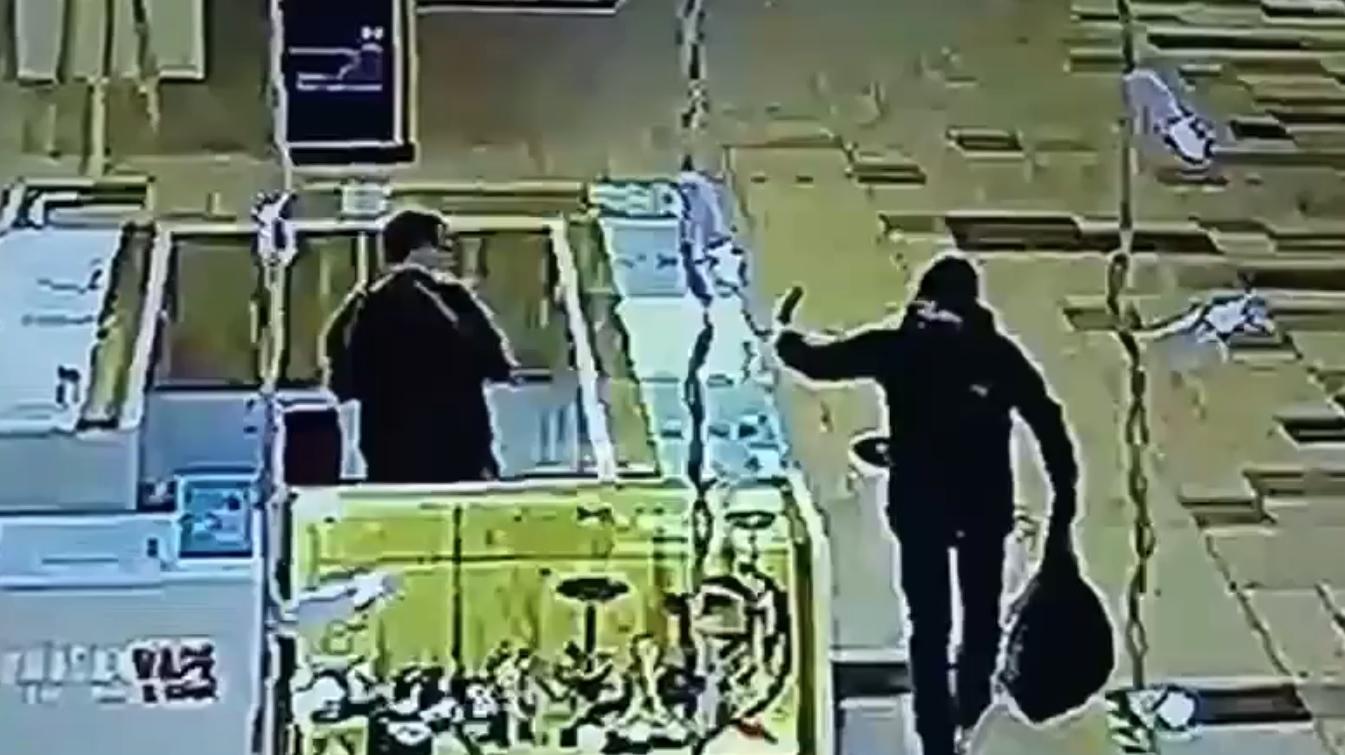 Полицейские задержали бывшего работника торговой точки, разбившего молотком стеклянную витрину