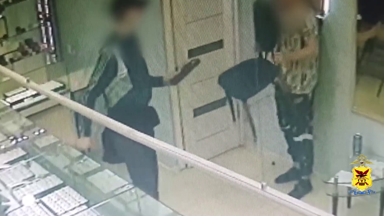 Полиция Читы расследует разбойное нападение на салон, откуда налётчик похитил золотые браслеты