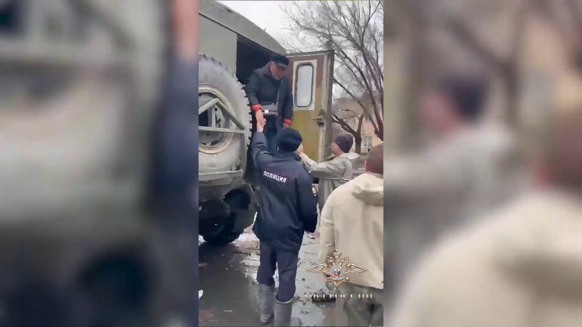 Ирина Волк: В Оренбургской области сотрудники полиции приходят на помощь пострадавшим в результате наводнения