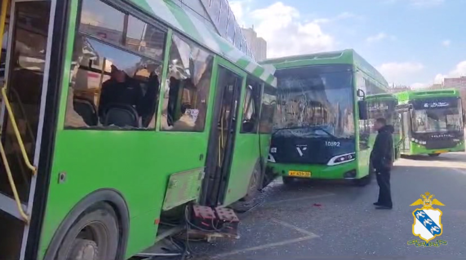 В Курске полиция выясняет обстоятельства ДТП с участием 2 автобусов и 7 автомобилей