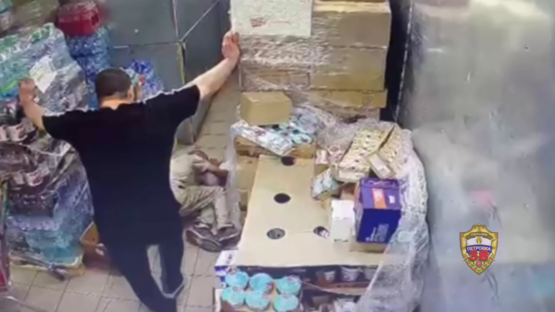 Столичная полиция задержала охранника магазина за причинение тяжкого вреда здоровью покупателя