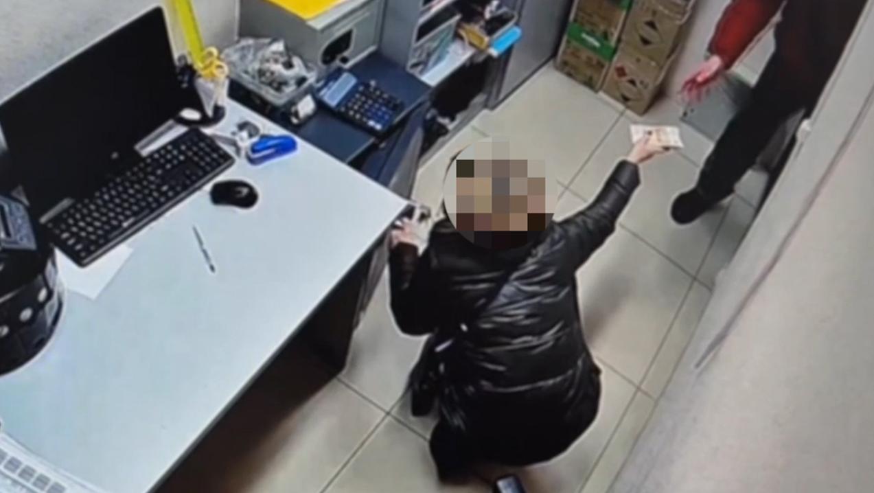 В Югре полицейские задержали директора магазина и продавца, присвоивших миллион рублей