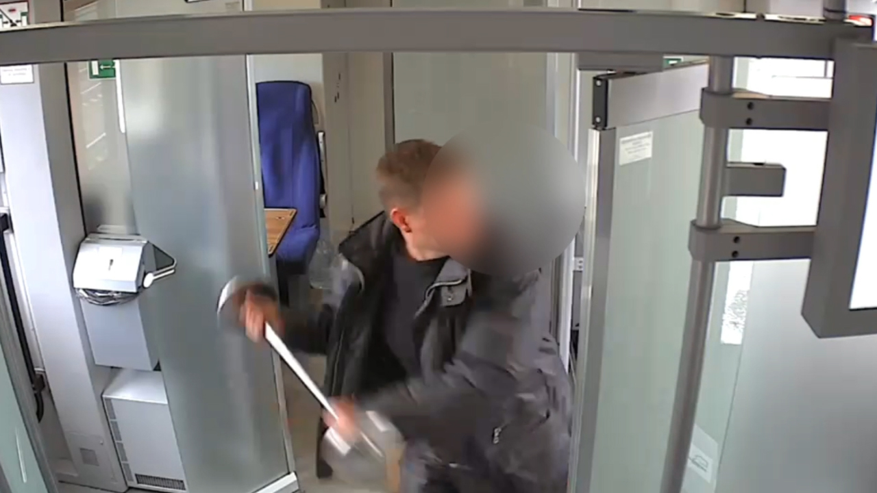 Столичные транспортные полицейские задержали подозреваемого в повреждении электропоезда