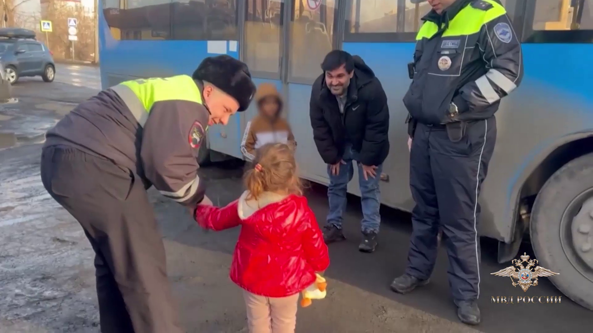 Ирина Волк: В Кемеровской области – Кузбассе сотрудники Госавтоинспекции помогли потерявшейся четырехлетней девочке вернуться домой