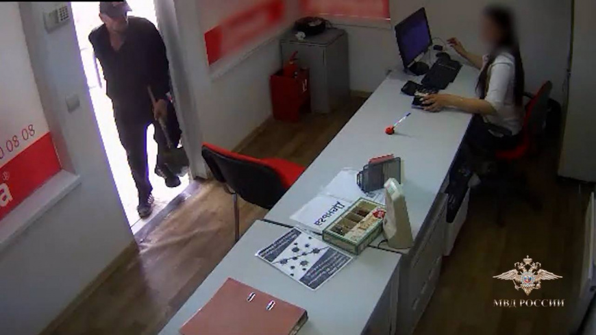 В Пскове полицейские задержали подозреваемого в нападении на офис микрозаймов