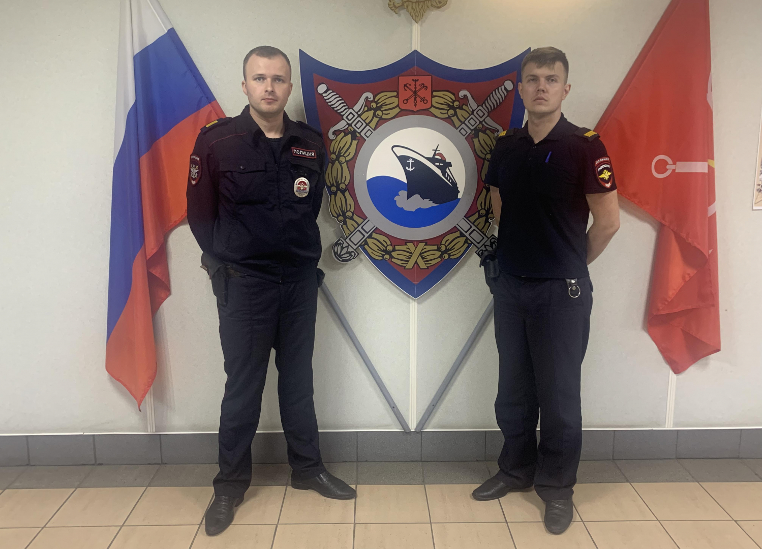 В Санкт-Петербурге сотрудники транспортной полиции спасли утопающую